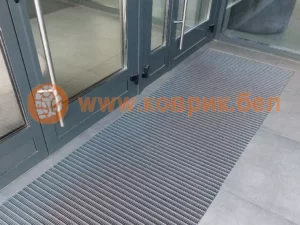 Стальные оцинкованные решетки перед входом.