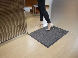 прорезиненный коврик в офис